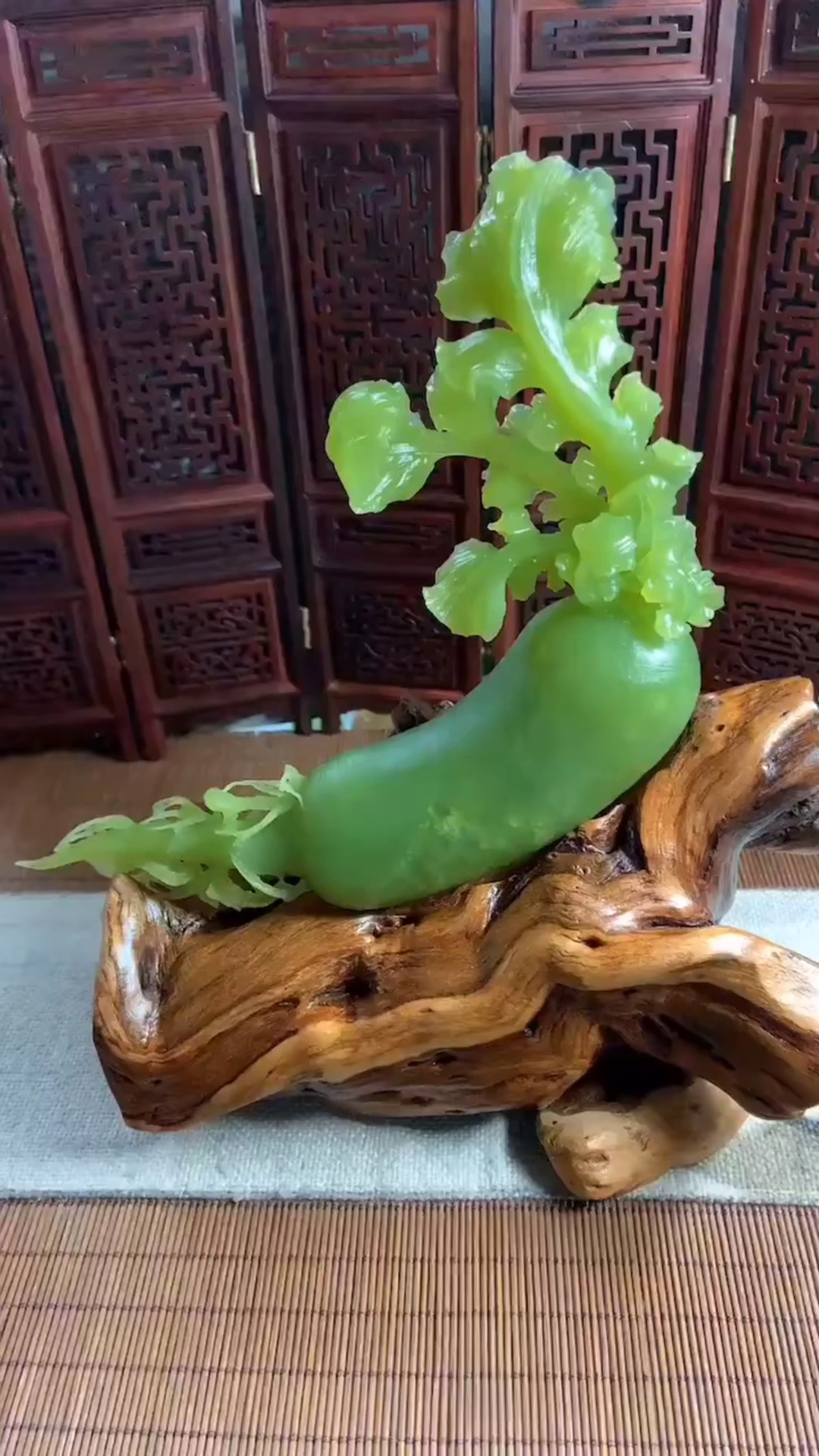 玉萝卜摆件,长19厚10高23cm左右,岫玉仿真雕刻,罗福生财.