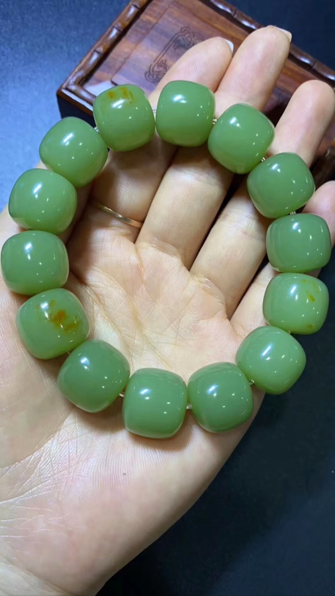 析木椴树林河磨玉收藏级手链,黄绿,规格15*16mm,100克.