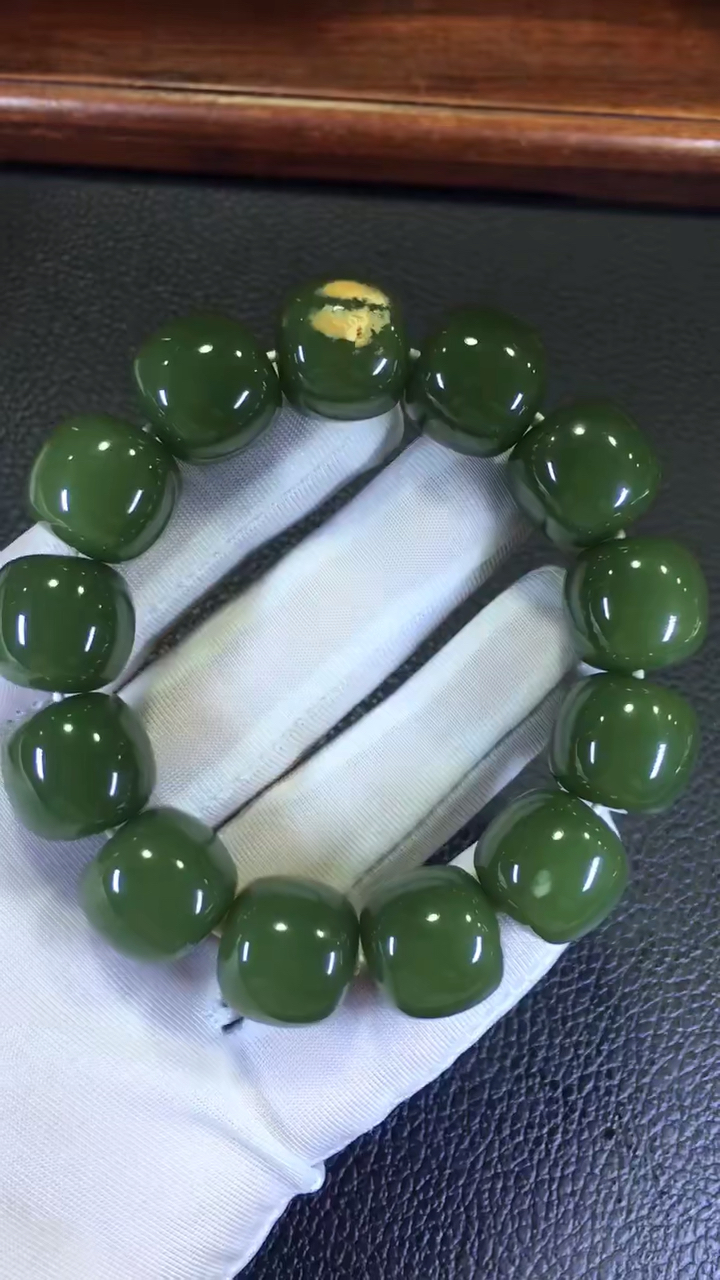 极品析木绿河磨玉老型珠手链,16*17珠子,109克,玉净结构均匀.