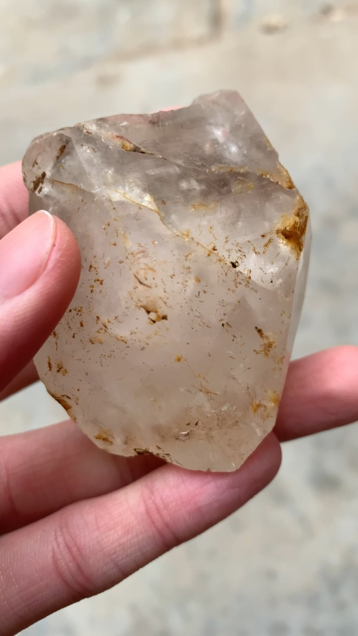 帮忙看看这是什么石头,用灯光照里面会有彩色的东西