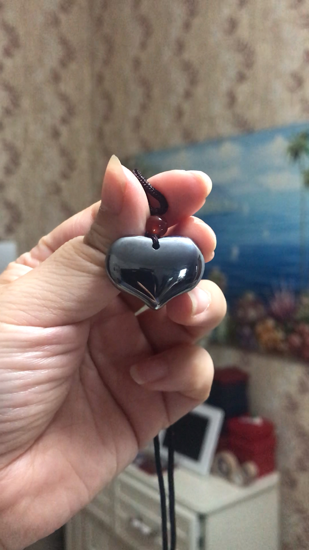 太赫兹心形吊坠宽34.2高24.8,试了有融冰.请专家看下品质如何及估价.