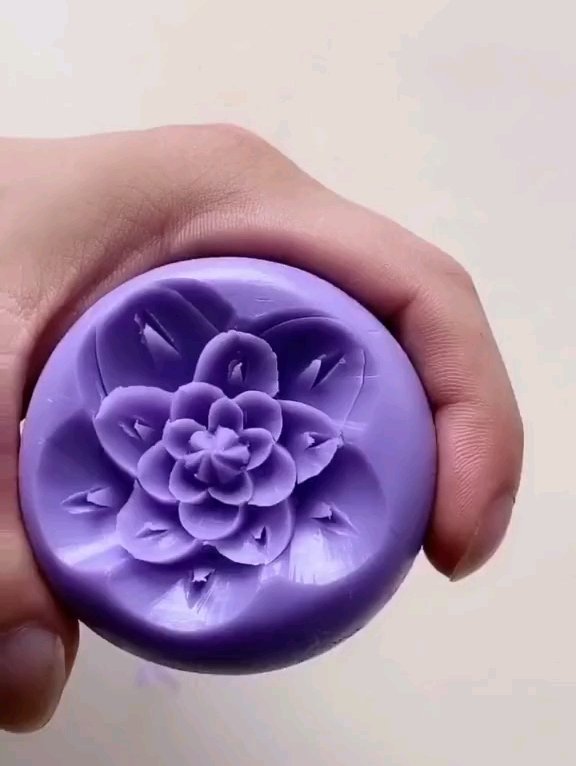 用香皂雕刻出来的花朵,活灵活现,惟妙惟肖