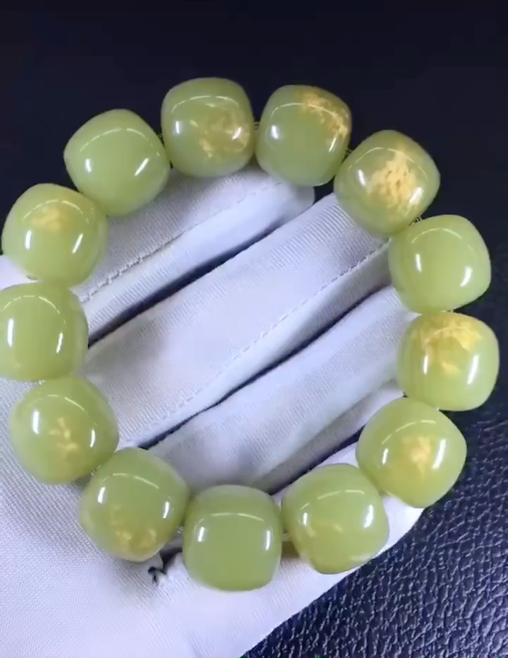 析木黄绿河磨玉,老型珠手链,113克,结构均匀.