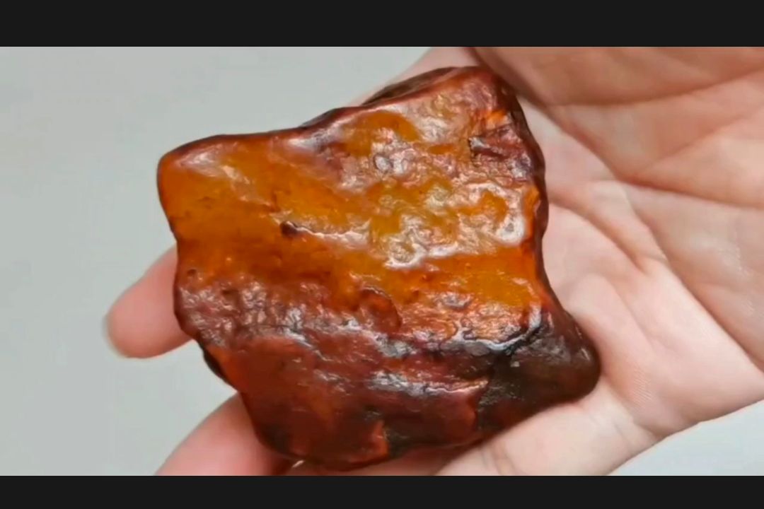 河磨玉鸡油黄是河磨玉中的佼佼者