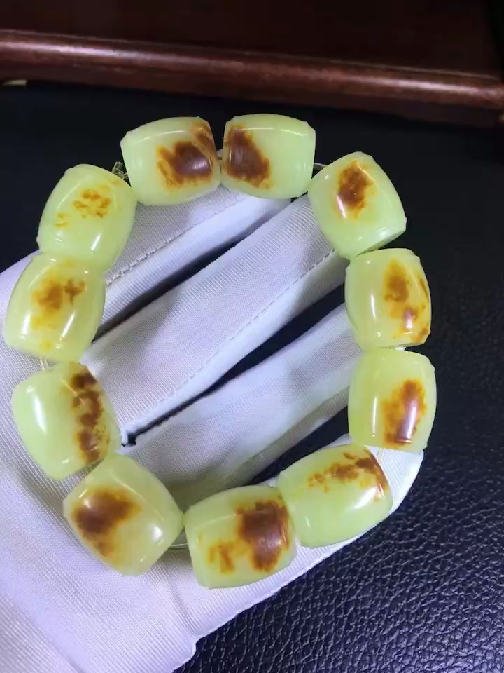 精品黄白河磨玉,粒粒带皮手链,105克.