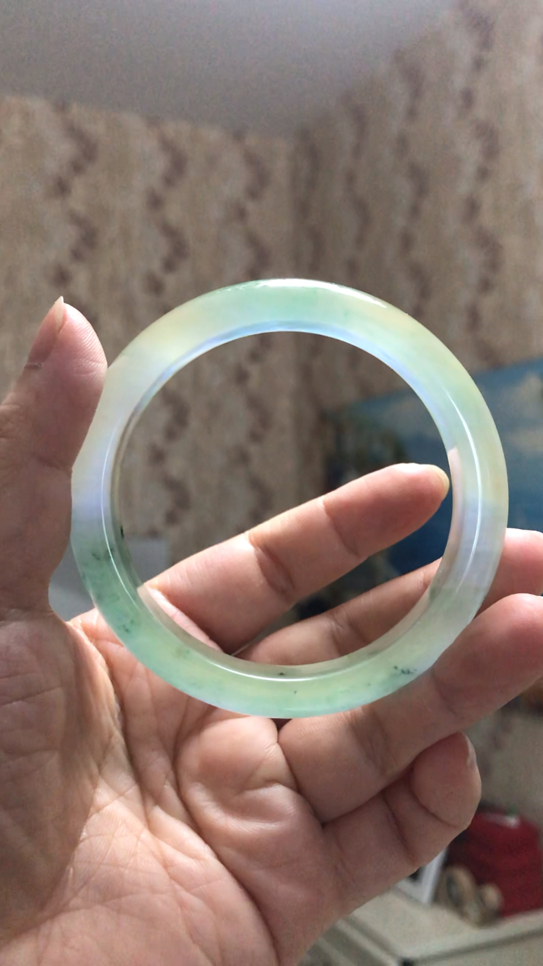 高冰起萤光晴底飘花翡翠玉镯,圈口56.7,宽12.9.