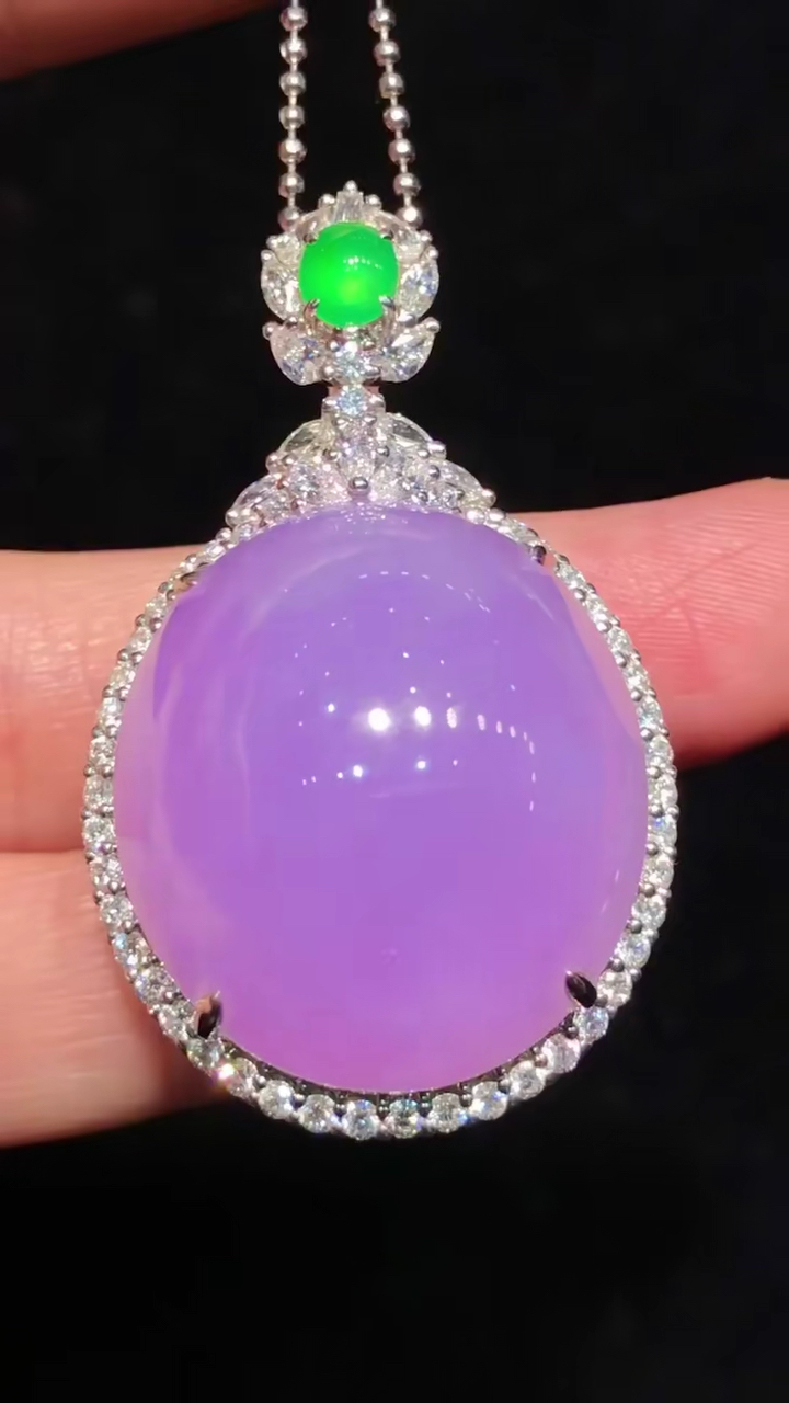 好物分享,缅甸天然翡翠a货紫罗兰大蛋面吊坠,18k金伴钻镶嵌,紫气逼人
