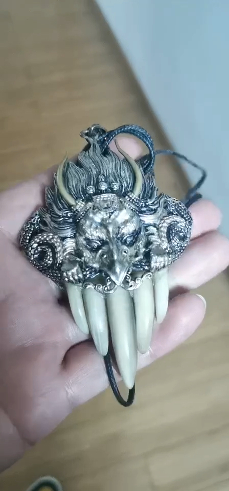 两斤重,是在西藏请回来的5200多请的已经6-7年了,说下面的穿山甲的