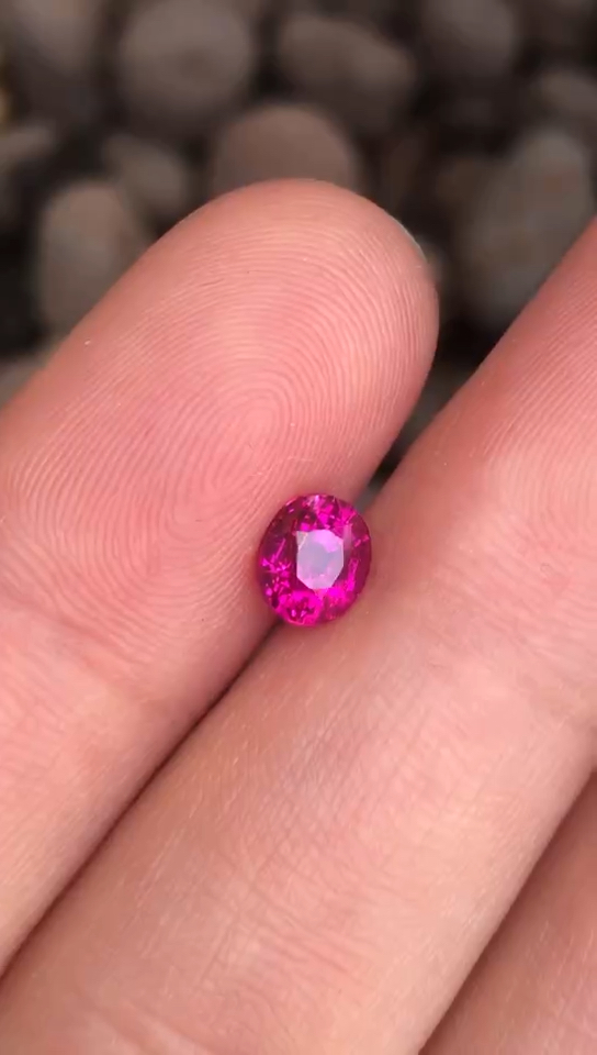 gil鉴定的 红宝石 紫红色 1ct 无烧 麻烦鉴定下真假 以及品质 估价