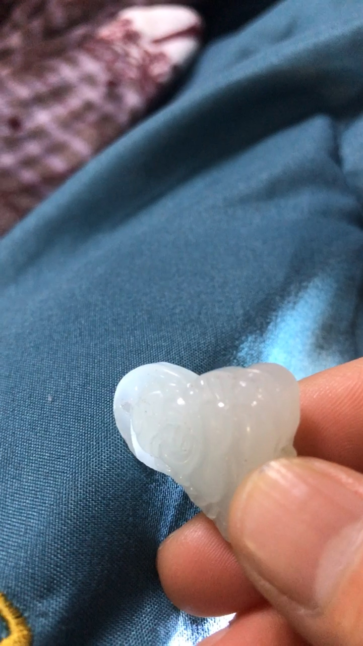 这块和田玉外面有气泡