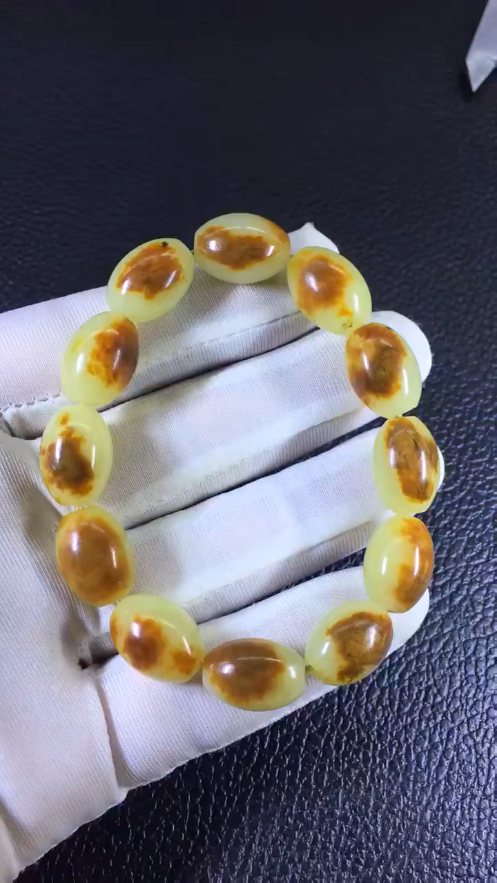 精品黄白河磨玉,枣核型粒粒带皮手链,重38.5克.