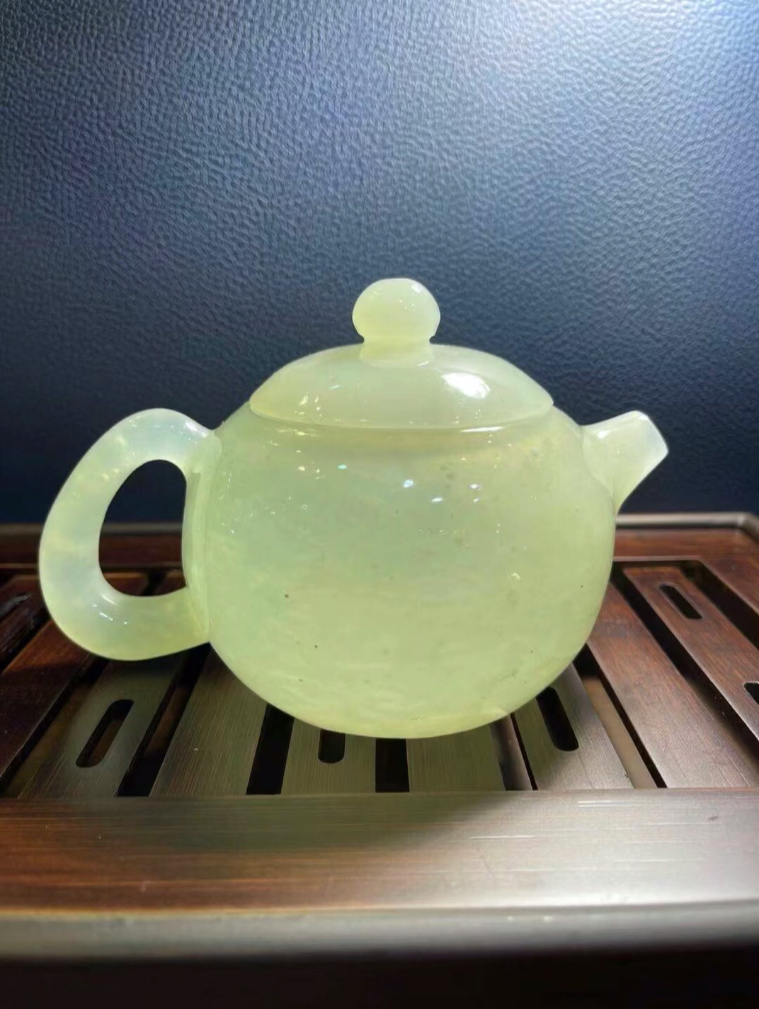 岫玉精品大号手把壶,尺寸长14圆9.5高9厘米,容量190毫升.