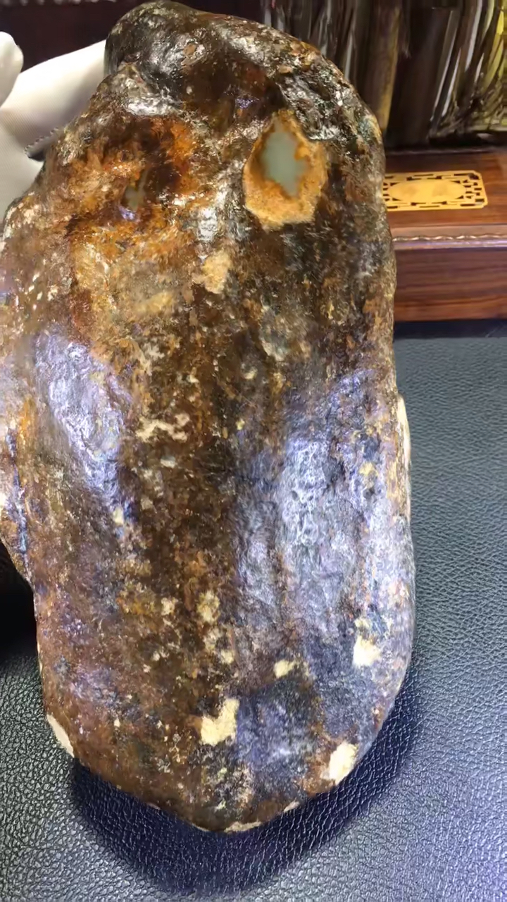 黄白河磨玉原石,奶白色,3113克,前后都露玉.