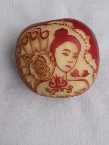 师傅苹果雕刻人物,栩栩如生像真人一样!