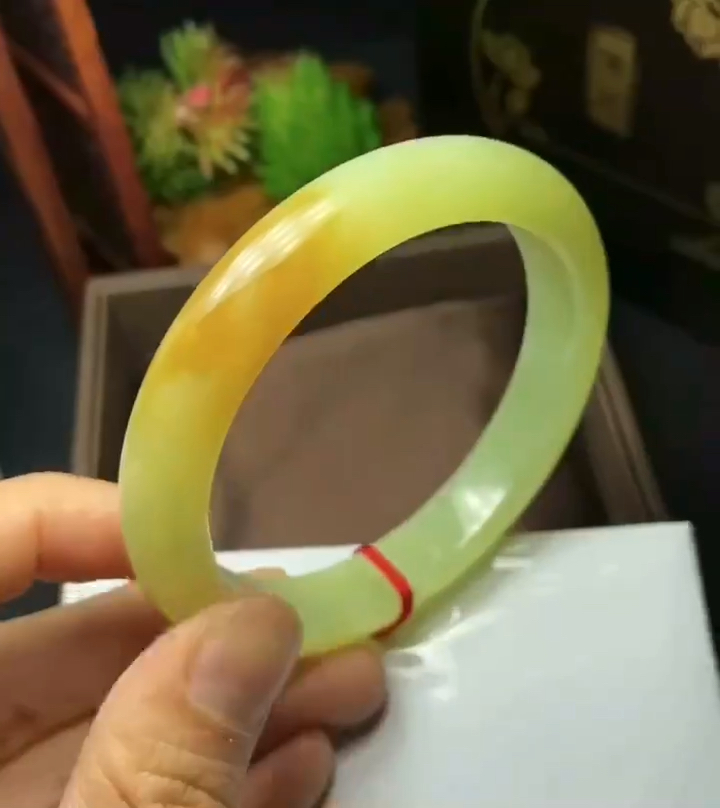 黄白老玉高档手镯,口径60.4宽12,一点红糖,颜色好,有点糖丝.