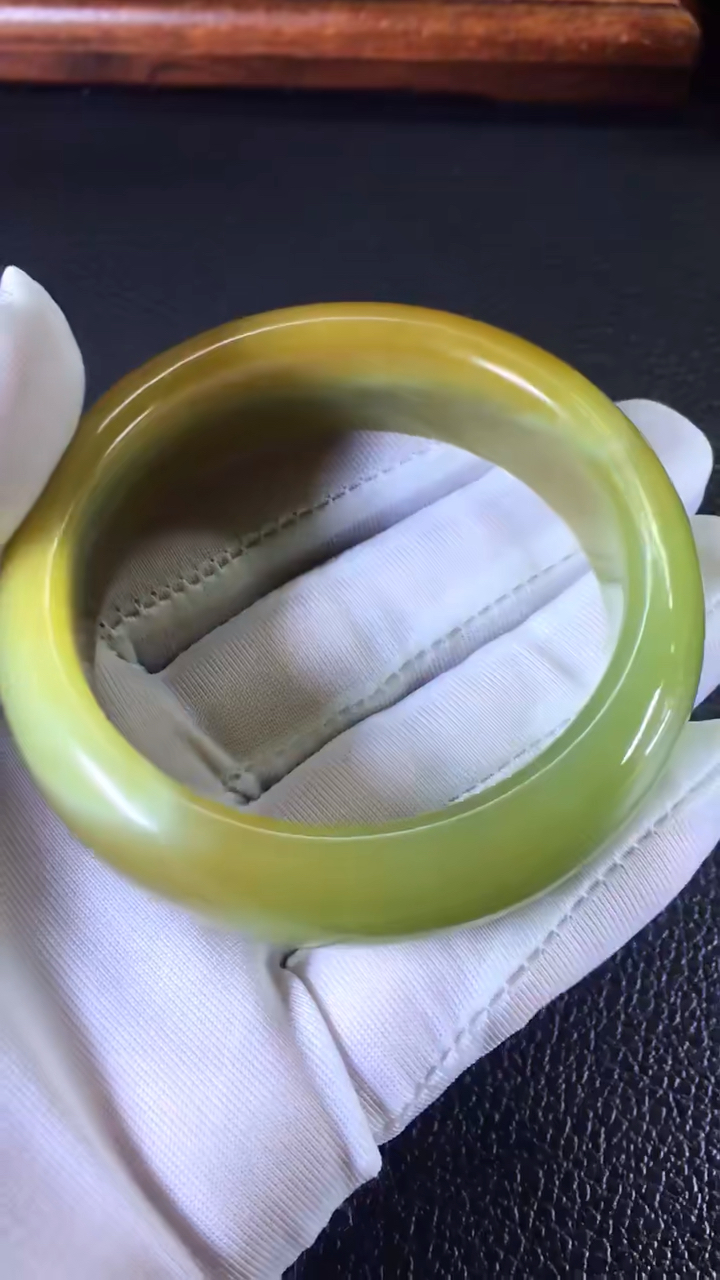 精品析木黄绿河磨玉,椴树林料,55.8口径手镯,83.9克,条宽19.