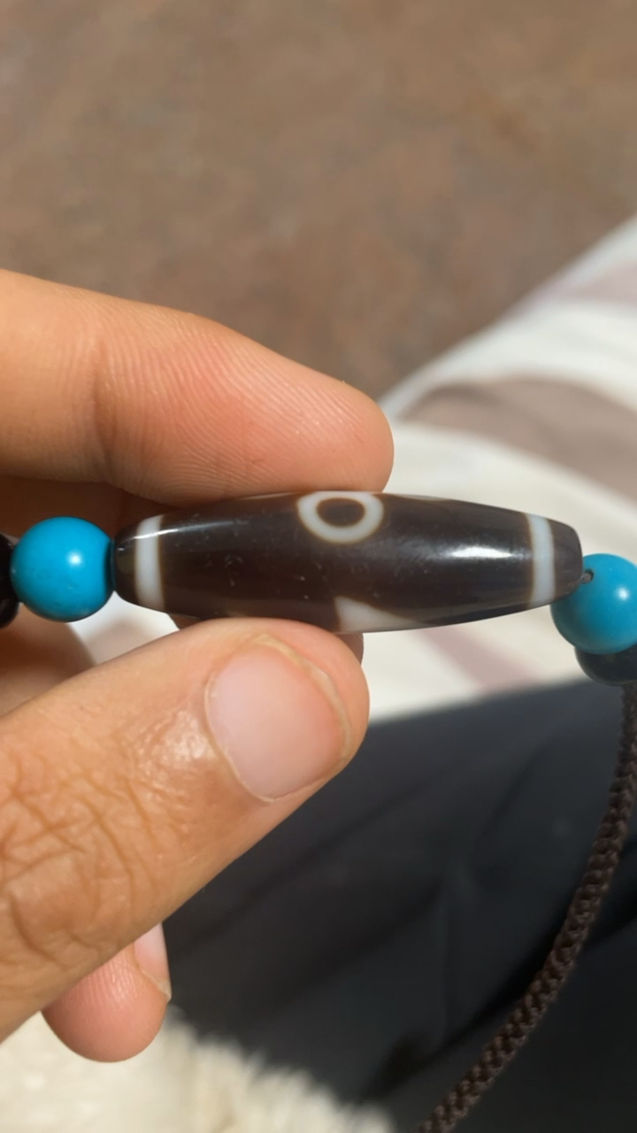 闪电五眼天珠请专家看一下