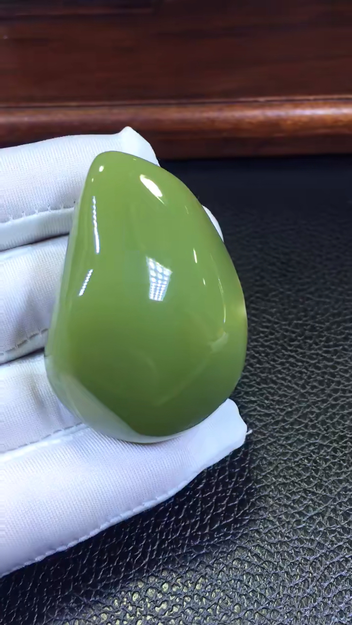 极品析木黄绿河磨玉·带皮手把石,54*38*24mm,79.