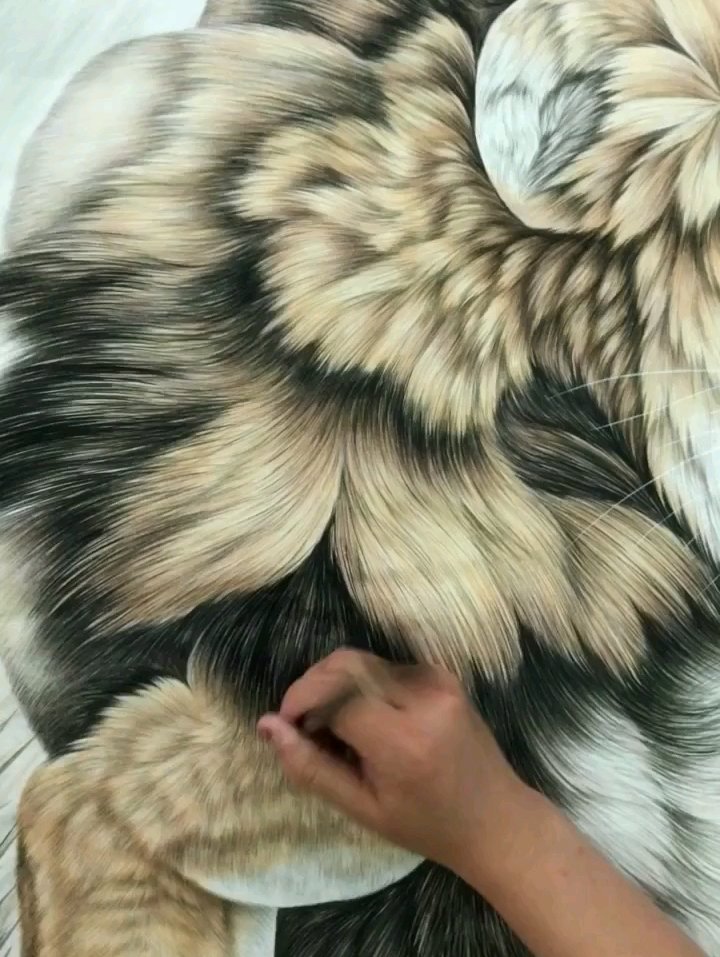 美女用毛笔绘画狮子就是为了弘扬艺术精神,扬我中华文化.