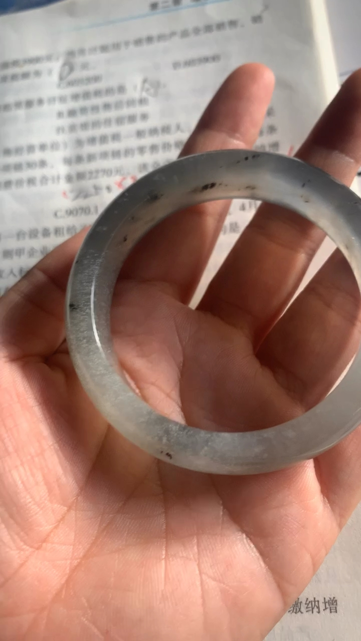 这是天然岫玉吗?还是玻璃?里面白色的是棉还是气泡啊